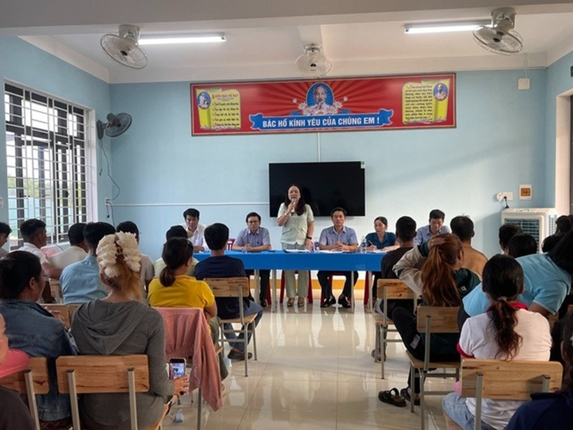 Sở GD&ĐT tỉnh Quảng Trị, UBND xã Kim Ngân cùng lãnh đạo nhà trường tổ chức cuộc gặp mặt phụ huynh của 75 học sinh bán trú. Ảnh: Sức khỏe & Đời sống