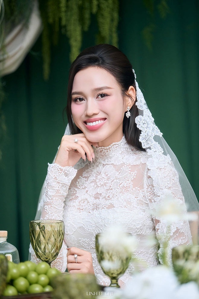 Áo dài ren trắng thêu hoa tôn lên vẻ thanh lịch của Đỗ Thị Hà. Ảnh: Lao Động