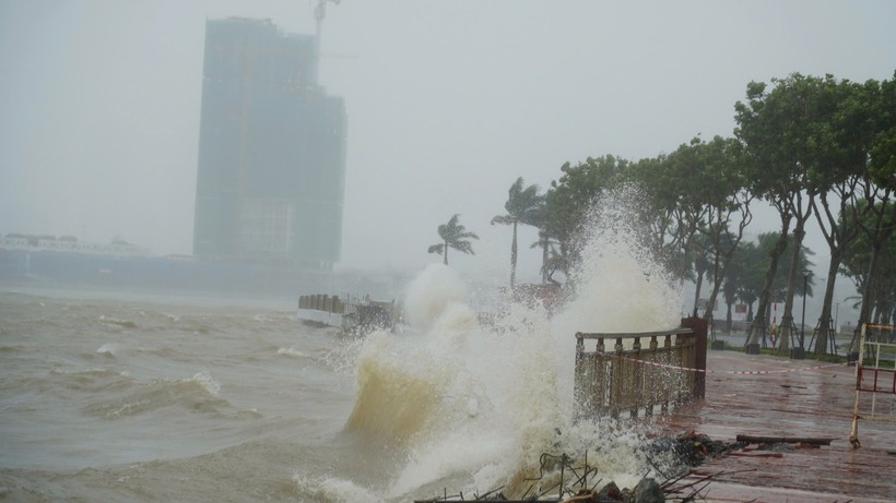 Ven sông Hàn có những đợt sóng rất cao tung tóe cả mặt đường. (Ảnh: Tuổi trẻ)