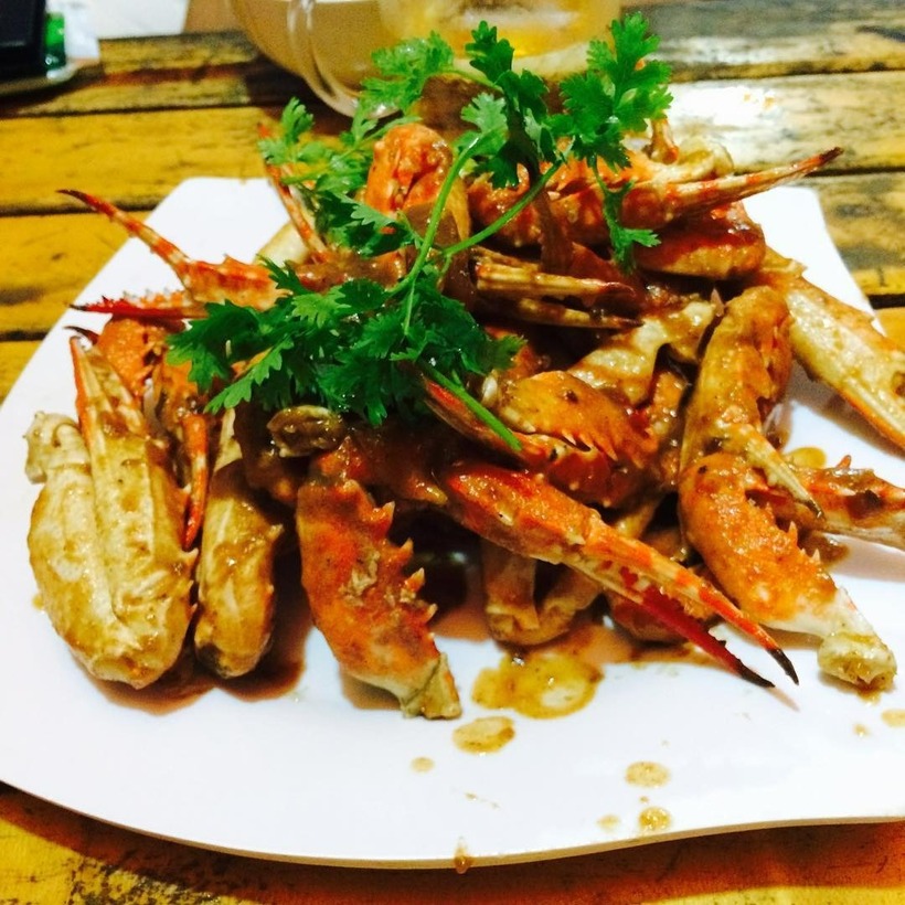 Để càng ghẹ thấm nhiều vị hơn, bạn có thể dùng kèm hoặc búa đập nhẹ, tạo vết nứt cho nước me lan đều vào trong thịt ghẹ.