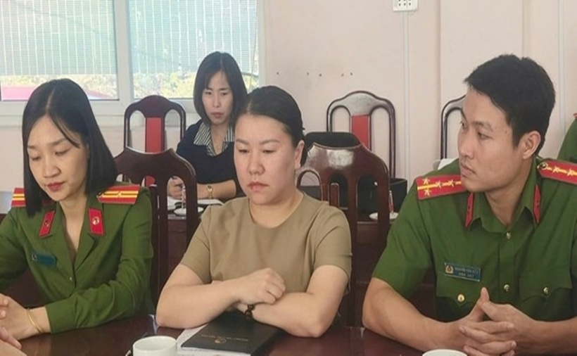 Cơ quan Cảnh sát điều tra Công an tỉnh Lào Cai thi hành Lệnh bắt bị can để tạm giam đối với Đinh Thị Diệu Hoa về tội nhận hối lộ. (Ảnh: Lao động)