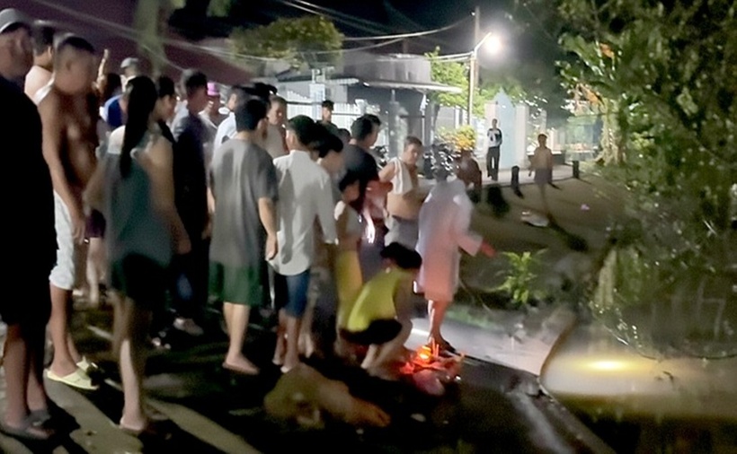 Đông người dân địa phương theo dõi tìm kiếm bé trai bị đuối nước tại rạch Xẻo Điều tối 21/10. (Ảnh: Tuổi trẻ)