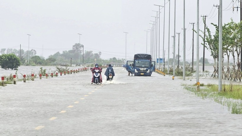 Các địa phương vùng trũng đã bị ngập nước trong sáng 22/10. Ảnh: Giáo dục & Thời đại
