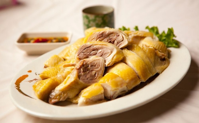 Món gà luộc đúng chuẩn nhà hàng, thịt thơm ngon, da lại giòn và không nứt.