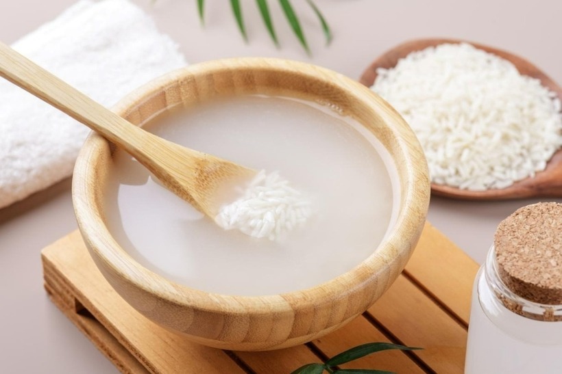 Nước vo gạo thường an toàn khi sử dụng trên hầu hết mọi loại da. Ảnh minh họa.