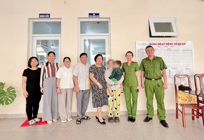 Cháu bé bị bỏ lại ở Nha Trang đã được bàn giao cho người mẹ chiều 22/10. Ảnh: Lao động