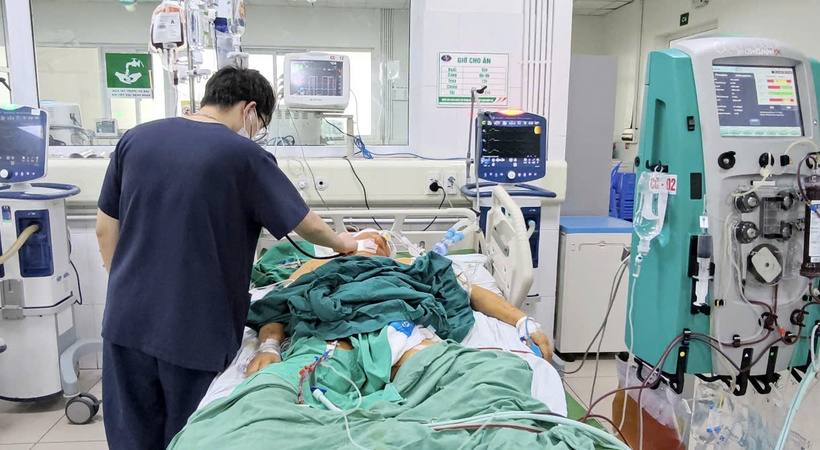 Bệnh có thể biểu hiện nhẹ nhưng cũng có thể diễn biến rất nặng, gây tổn thương gan, suy thận, xuất huyết phổi, viêm cơ tim, sốc nhiễm khuẩn với tỷ lệ tử vong cao. Ảnh: BVCC