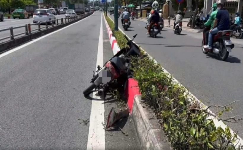 Xe máy đổ vào dải phân cách trên cầu Bình Lợi, cách vị trí nạn nhân tử vong khoảng 30m. (Ảnh: VietnamNet)