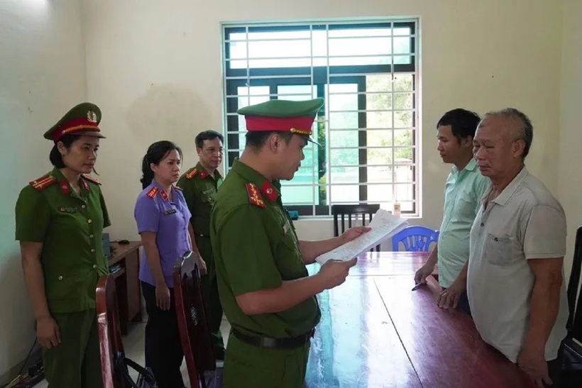 Cơ quan CSĐT Công an tỉnh Phú Thọ thi hành quyết định khởi tố bị can Phan Văn Phòng (áo phông trắng). Ảnh: PLO