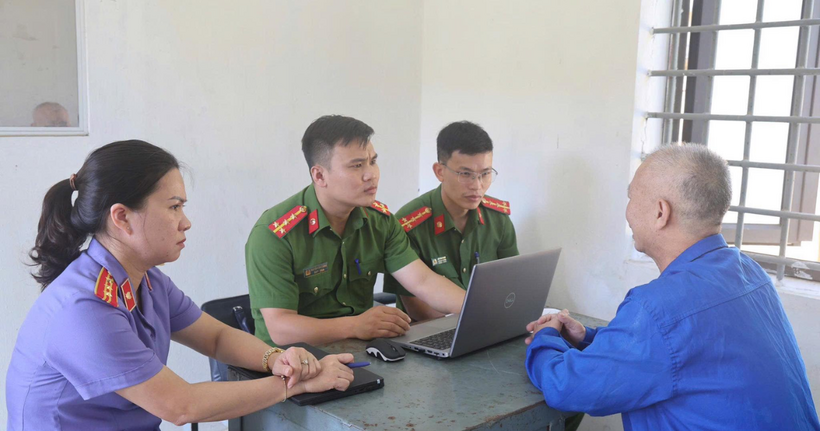 Cơ quan CSĐT Công an tỉnh Phú Thọ làm việc với đối tượng Phan Văn Phòng.