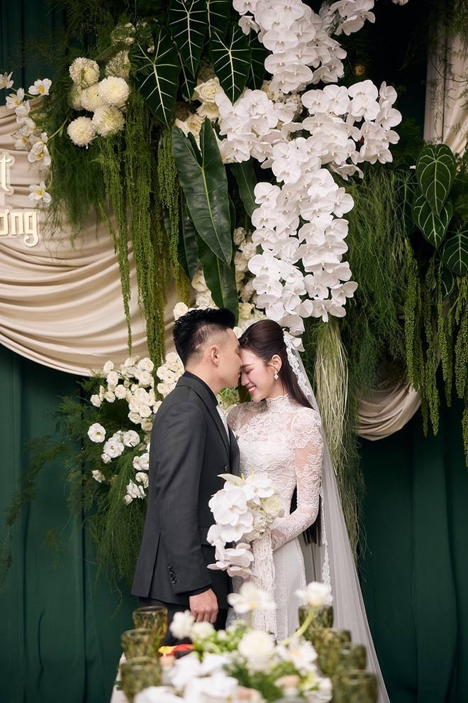 Hoa hậu Đỗ Thị Hà e ấp trong tà áo dài  trắng tinh khôi khi doanh nhân Nguyễn Viết Vương, con trai Tập đoàn Sơn Hải, cùng đoàn nhà trai đến làm lễ rước dâu. Ảnh: Lao Động