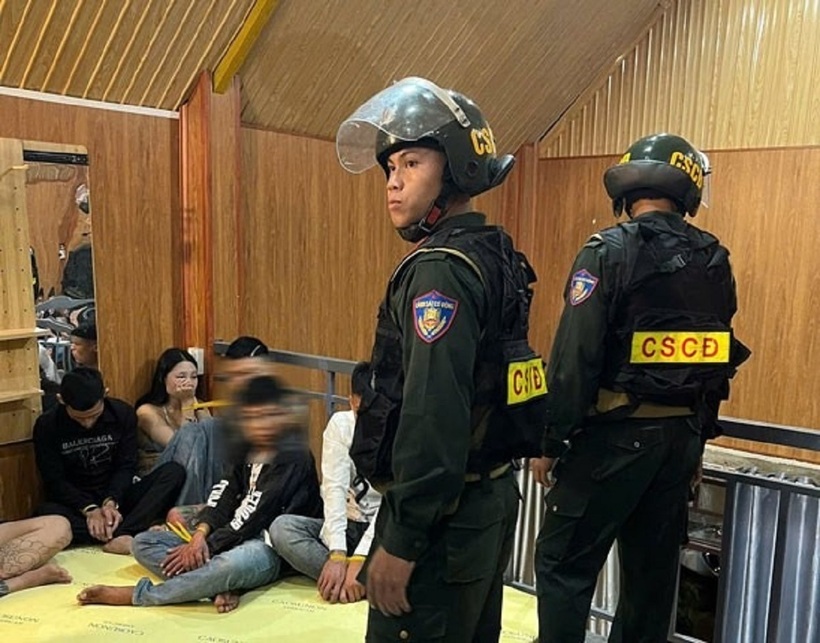 Lực lượng chức năng đột kích, bắt giữ nhóm đối tượng sử dụng ma túy trái phép. Ảnh: Lao động