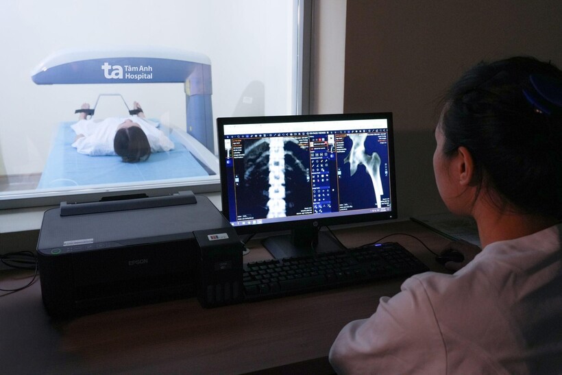 Hệ thống máy đo mật độ xương Prodigy DEXA Scanner giúp tầm soát, phát hiện sớm dấu hiệu loãng xương, có phần mềm chuyên biệt dành cho trẻ em. Ảnh: BVĐK Tâm Anh