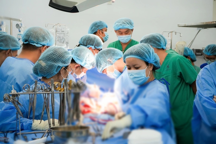 Các bác sĩ  lấy mô, tạng từ cơ thể người hiến. Ảnh: VietNamNet.