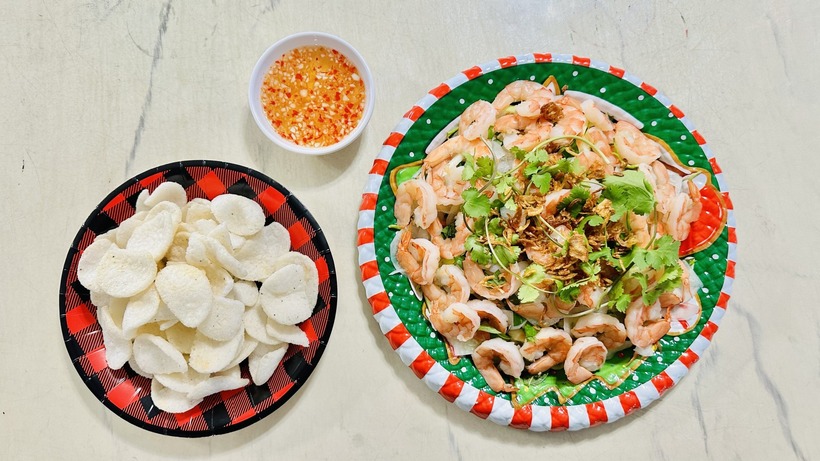 Khi gia vị đã hòa cùng các nguyên liệu, thì cho chút dầu phụng phi hành, rau thơm, đậu phụng vào, trộn đều lên.