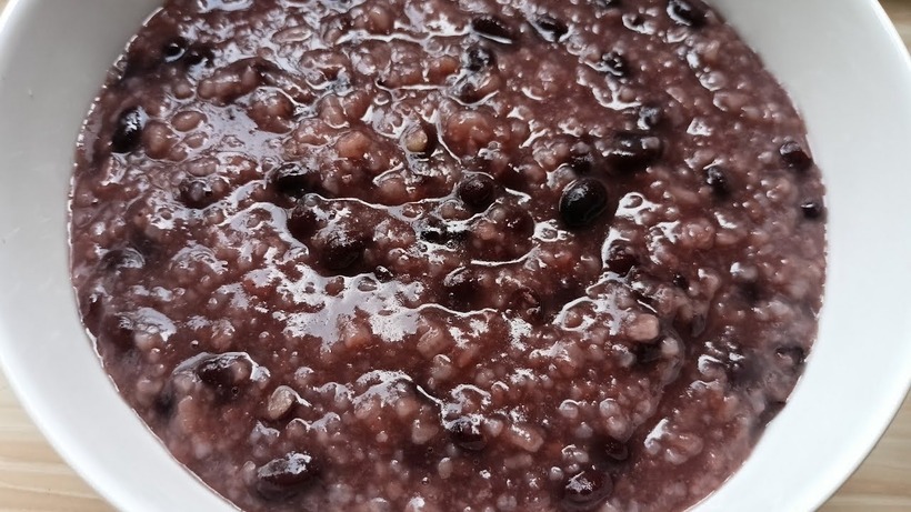 Sử dụng nước hầm từ rau củ như củ cải, bắp mỹ sẽ giúp cháo có vị ngọt thanh tự nhiên.