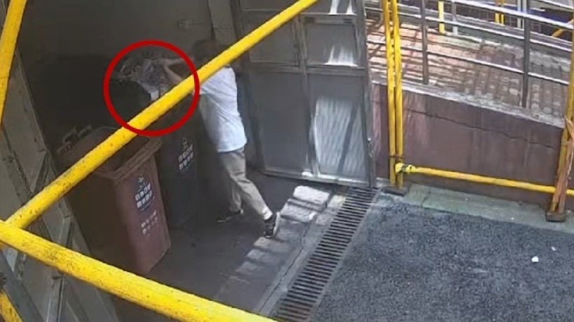 Dọn nhà giúp mẹ, cô gái "lỡ tay" vứt nhầm 2 tỷ đồng vào thùng rác. Ảnh: Shanghai Citizen Express.