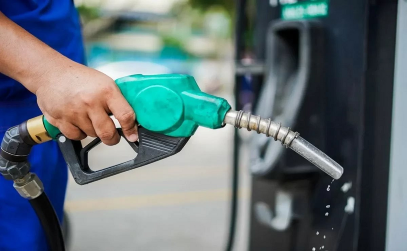 Giá xăng dầu đồng loạt giảm từ 15h chiều nay (23/10). (Ảnh minh họa)