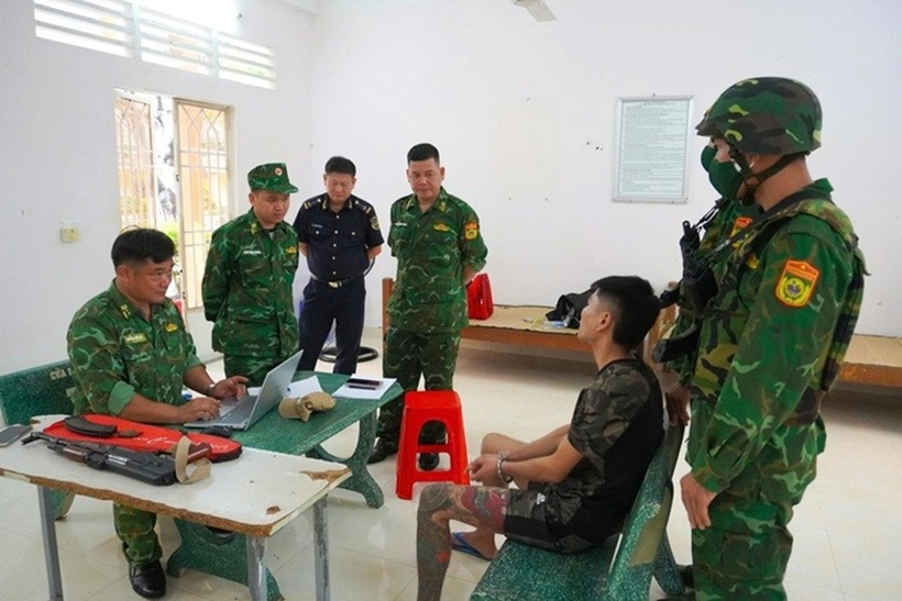Lực lượng biên phòng lấy lời khai đối tượng. Ảnh: Người lao động