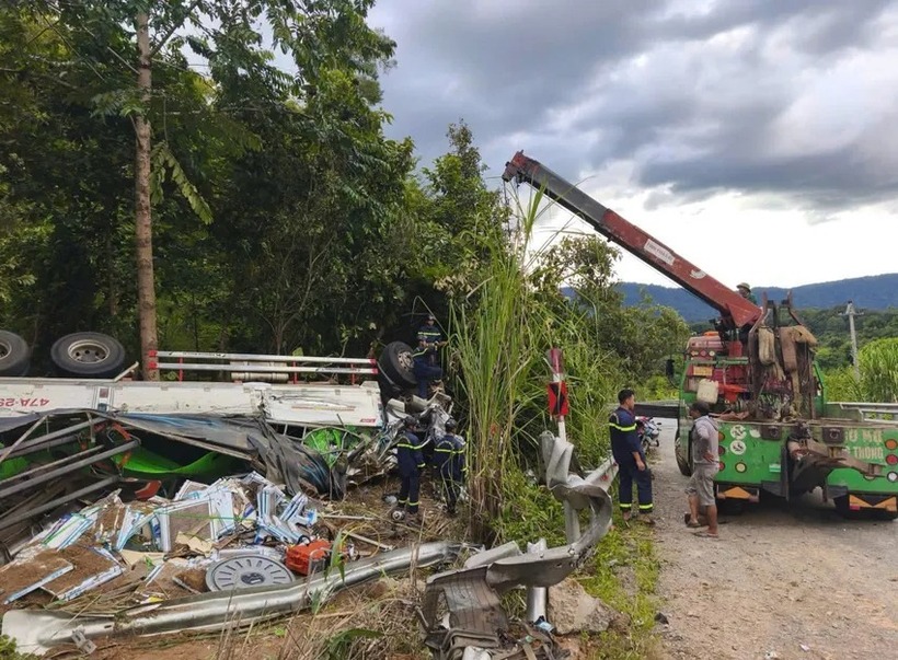 Xe cẩu được điều tới hiện trường để đưa phương tiện ra ngoài.