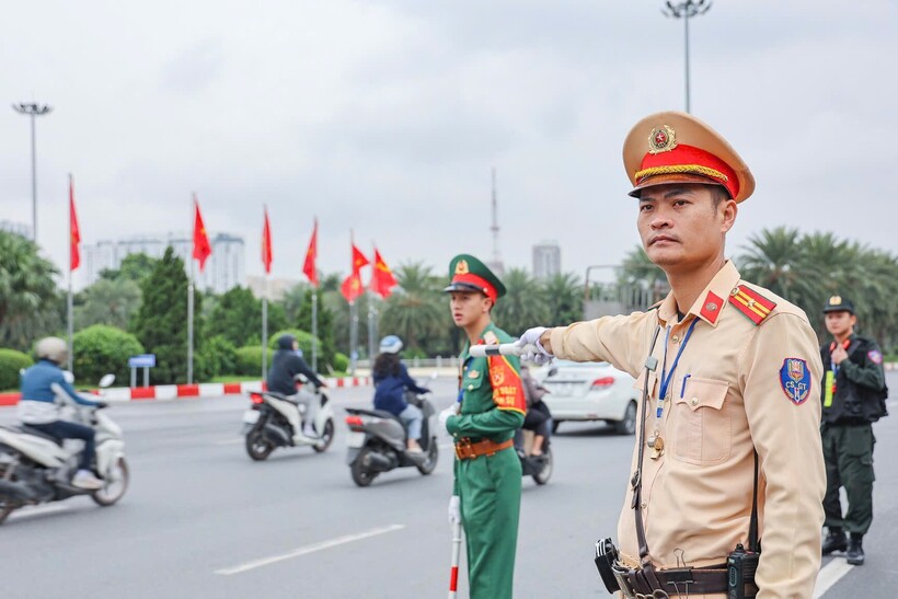 Lực lượng CSGT bảo đảm TTATGT tại Trung tâm hội nghị Quốc gia.