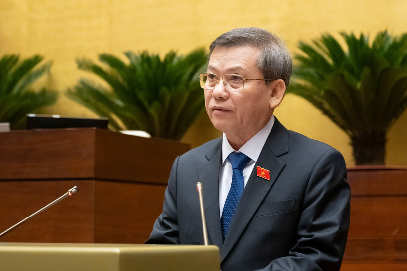 Ông Lê Minh Trí - Chánh án Tòa án nhân dân tối cao trình bày tờ trình (Ảnh: Media Quốc hội).