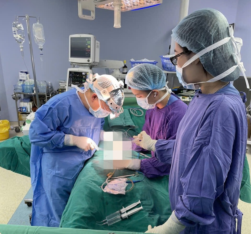 Các bác sĩ tiến hành phẫu thuật "trả lại" giới tính cho bệnh nhân. Ảnh: BVCC