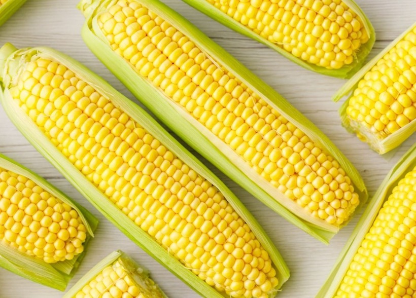Ngô ngọt không chỉ là loại rau củ dễ tìm mà còn chứa nhiều đường tự nhiên, giúp nước canh ngọt mà không cần thêm mỳ chính.