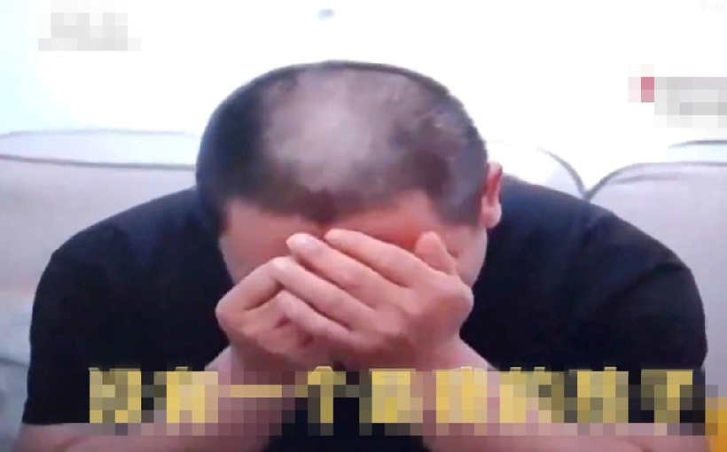 Trong cuộc phỏng vấn với Đài Phát thanh và Truyền hình Giang Tây, Trần ôm đầu khóc nấc. Ảnh: SCMP.