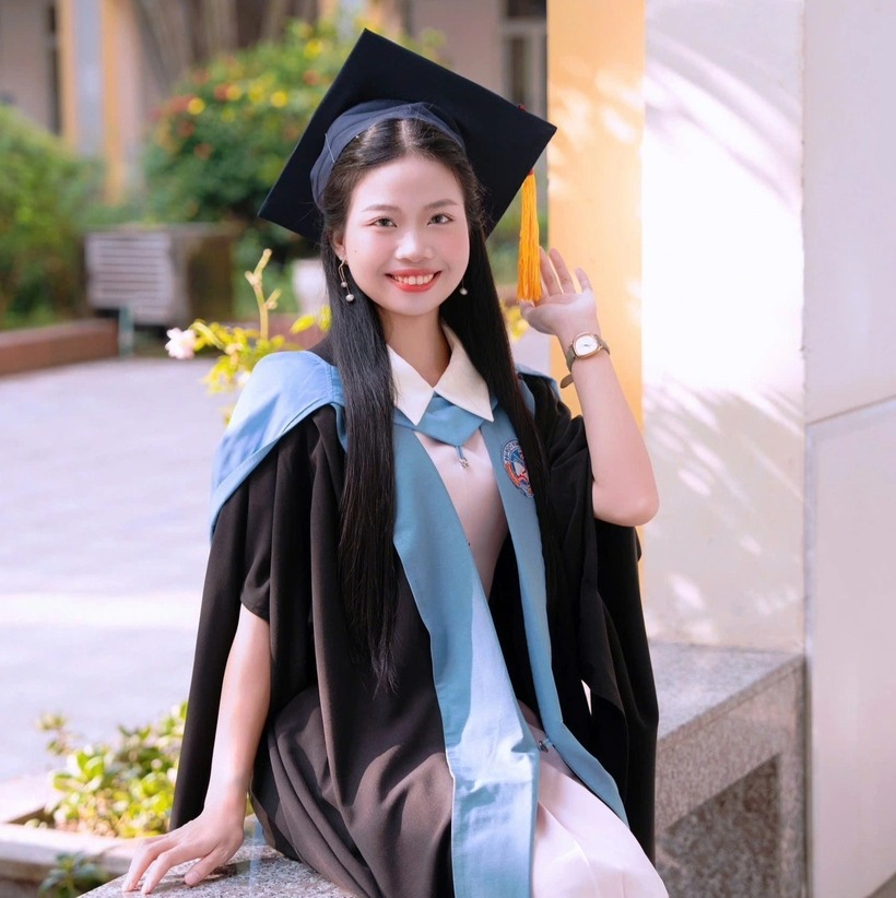 Trần Thùy Linh từng được biết đến là thủ khoa xuất sắc tốt nghiệp sớm một năm của Đại học Kinh tế Quốc dân. Ảnh: Dân trí