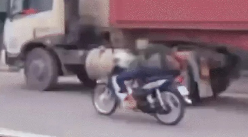 Tài xế buông cả hai tay khi lái xe. Ảnh: Tuổi Trẻ.