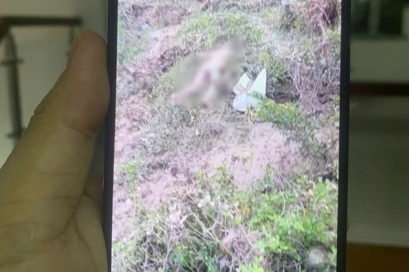 Thi thể nạn nhân được tìm thấy khi nước rút. Ảnh: Dân Trí.