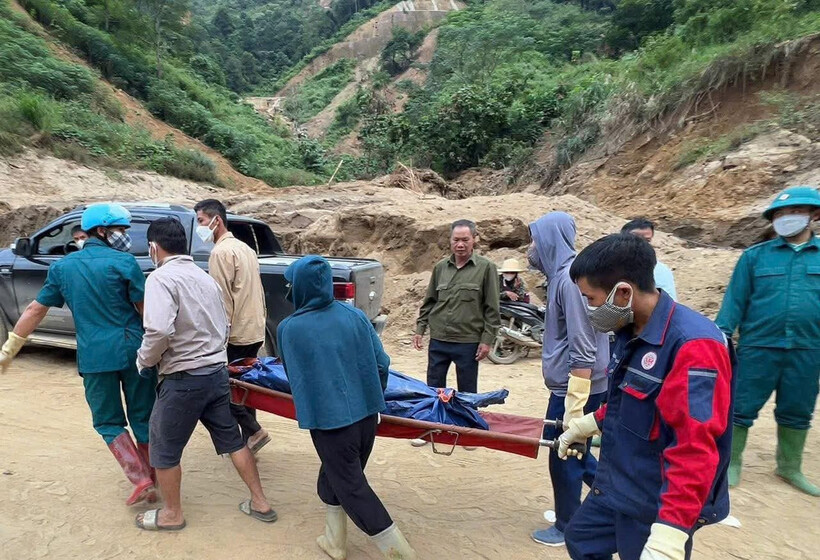 Lực lượng tìm kiếm đưa thi thể nạn nhân ra ngoài. (Ảnh: Tiền phong)