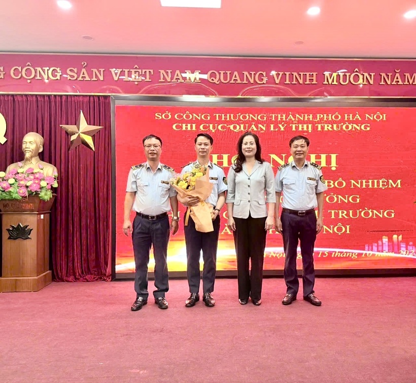 Đồng chí Trịnh Quang Đức – Chi cục trưởng Chi cục QLTT thành phố Hà Nội; đồng chí Nguyễn Kiều Oanh - Phó Giám đốc Sở Công Thương thành phố Hà Nội; đồng chí Kiều Đình Cảnh - Phó Chi cục trưởng Chi cục QLTT thành phố Hà Nội; đồng chí Dương Mạnh Hùng - Phó Chi cục trưởng Chi cục QLTT thành phố Hà Nội (từ phải qua trái).