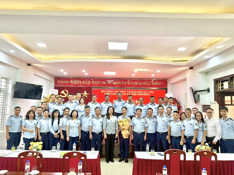 Đồng chí Nguyễn Kiều Oanh - Phó Giám đốc Sở Công Thương thành phố Hà Nội chụp ảnh cùng Lãnh đạo Chi cục và các cán bộ chủ chốt lực lượng Quản lý thị trường Thành phố.