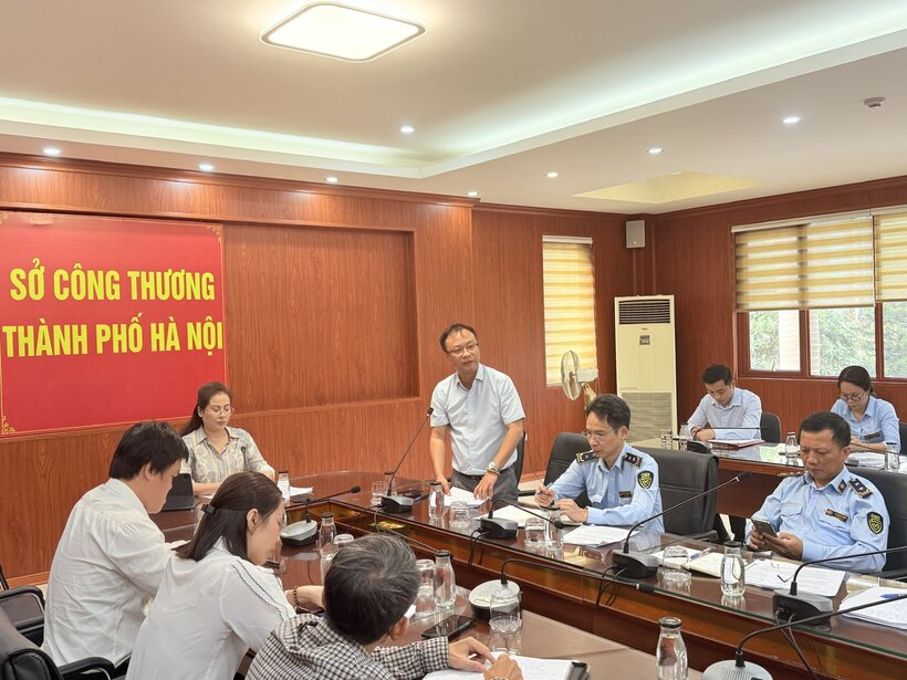 Đồng chí Dương Mạnh Hùng – Phó Chi cục trưởng Chi cục QLTT Hà Nội phát biểu tại cuộc họp
