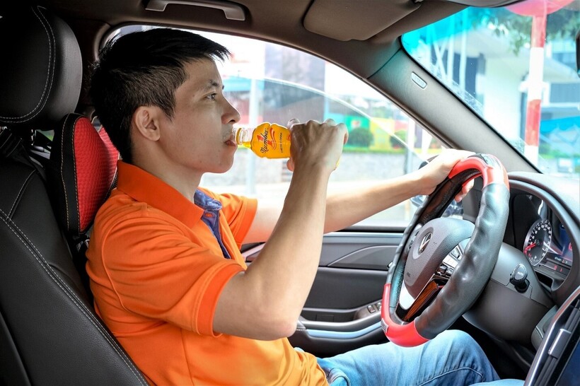 Với những tài xế, mỗi sáng sớm, giữa trưa hay khi mệt mỏi đều là thời điểm cần tiếp thêm năng lượng. Một chai Number 1 mát lạnh giúp họ bừng tình, giữ vững sự tập trung để kiên định chinh phục từng cây số.