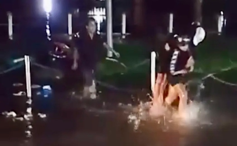 Người dân đưa em nhỏ ra khỏi khu vực nghi rò rỉ điện. (Ảnh: PLO)