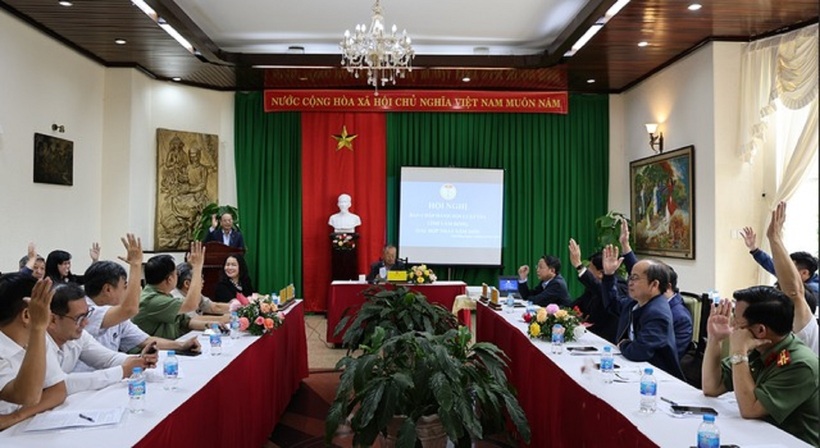 Đại biểu biểu quyết thống nhất các nội dung trong chương trình hội nghị.