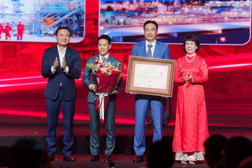 Tiến sĩ Nguyễn Hoàng Anh – Phó Chủ tịch VietKings, Tổng thư ký Liên minh Kỷ lục Thế giới (WorldKings) đại diện trao tặng bằng Kỷ lục Việt Nam đến ông Nguyễn Thanh Bình - Chủ tịch HĐQT PV GAS và ông Phạm Văn Phong - Tổng Giám đốc PV GAS. Ông Lê Ngọc Sơn - Tổng Giám đốc Petrovietnam đại diện tặng hoa chúc mừng PV GAS