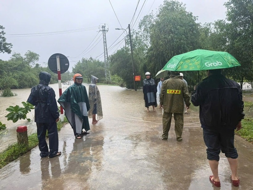 Lực lượng chức năng đang tiếp tục tìm kiếm xe ô tô bị nước lũ cuốn trôi. (Ảnh: Xây dựng)