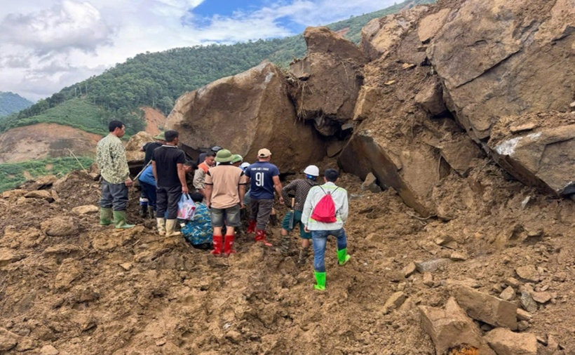Vị trí phát hiện xe bán tải chở quản đốc thủy điện cùng hai người bị đất đá vùi lấp. (Ảnh: Cơ quan công an)