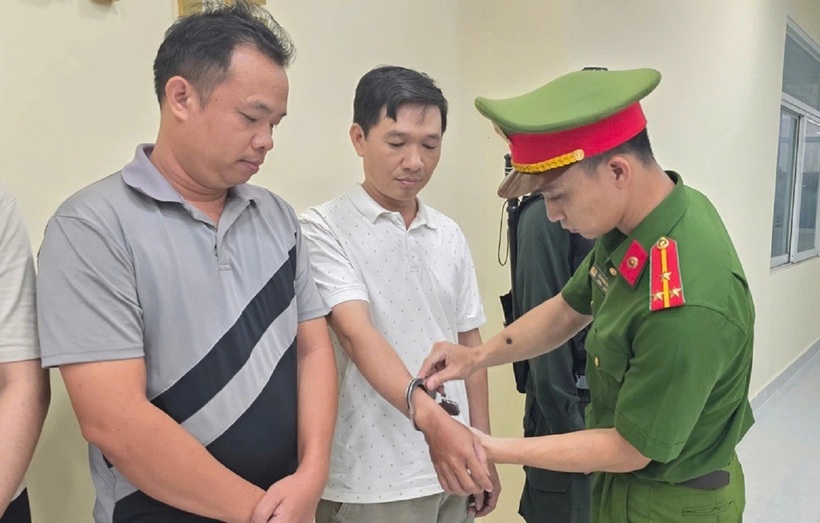 Nguyễn Ngọc Thơ (áo trắng) điều hành đường dây sản xuất nước hoa giả. Ảnh: Dân Trí