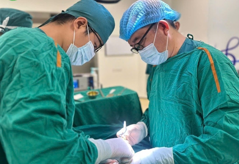 Các bác sĩ thực hiện cuộc phẫu thuật cấp cứu cho bệnh nhân. Ảnh: Tiền Phong.