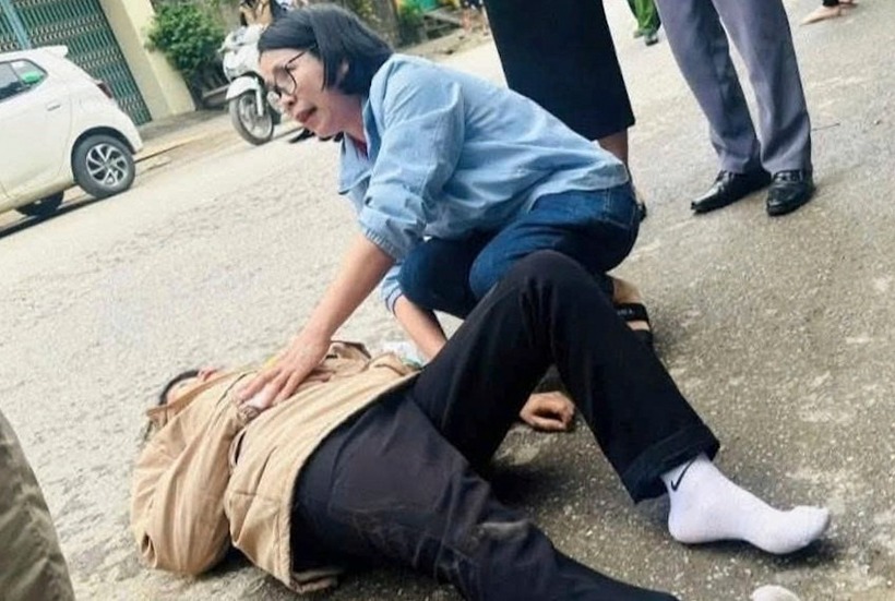 Bác sĩ Hường hỗ trợ kiểm tra cho người phụ nữ gặp nạn trên đường. Ảnh: Tiền phong