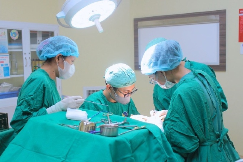 Các bác sĩ quyết định phẫu thuật tạo hình đóng lỗ thủng bằng kỹ thuật ghép cân cơ thái dương. Ảnh: VnExpress.