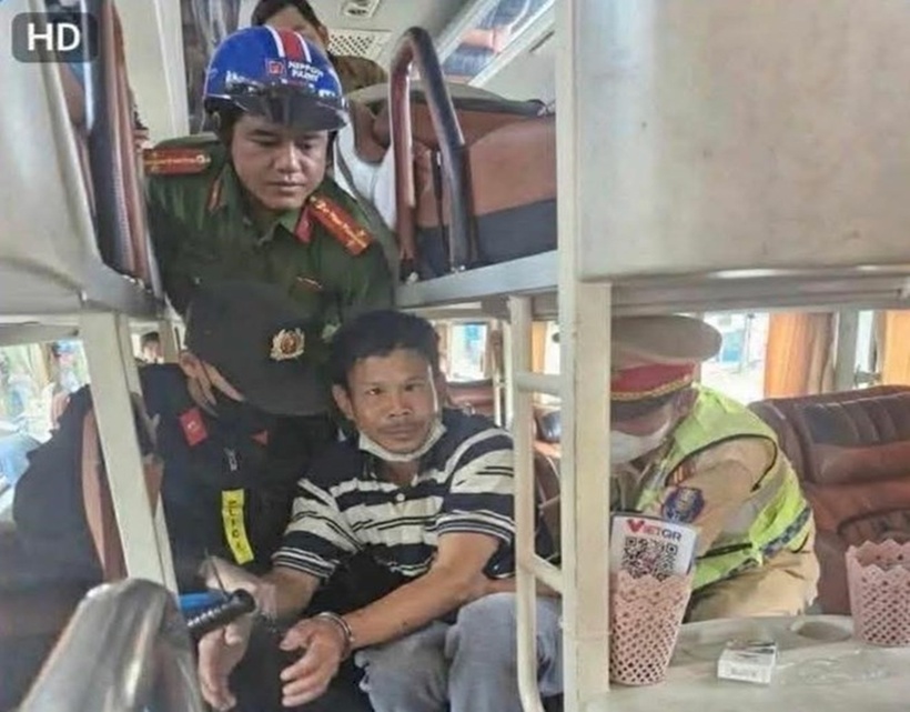 Nghi phạm Mai Xuân Tùng bị bắt khi đang di chuyển trên xe khách. (Ảnh: Công an Quảng Ngãi)