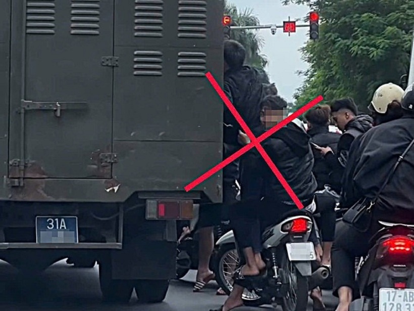 Hình ảnh nhóm thanh niên đầu trần, bám theo xe chở phạm nhân ở Hà Nội. Ảnh: Dân Việt