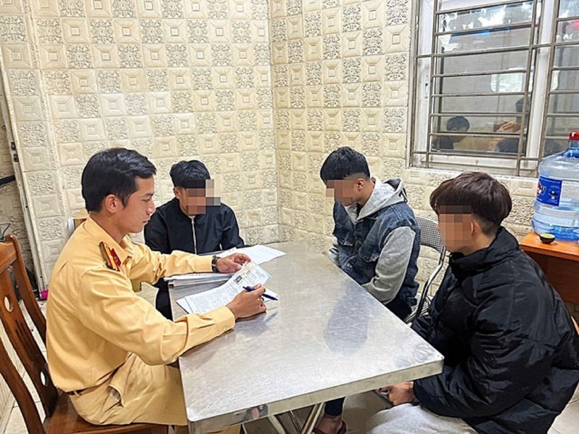 Lực lượng chức năng làm việc với nhóm thanh niên vi phạm chiều 24/10. Ảnh: Sức khỏe & Đời sống.