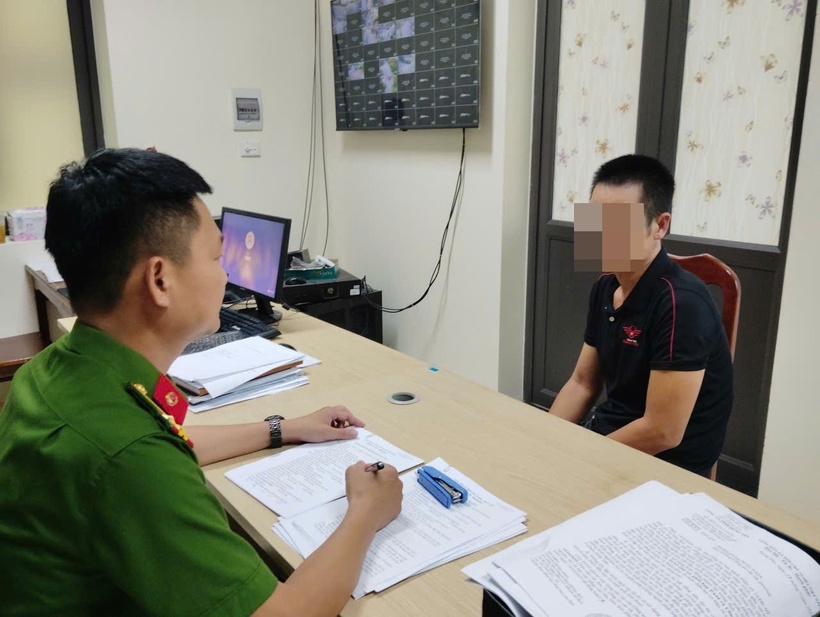 Đối tượng trong vụ án làm việc với cơ quan công an. Ảnh: Công an tỉnh Hưng Yên.